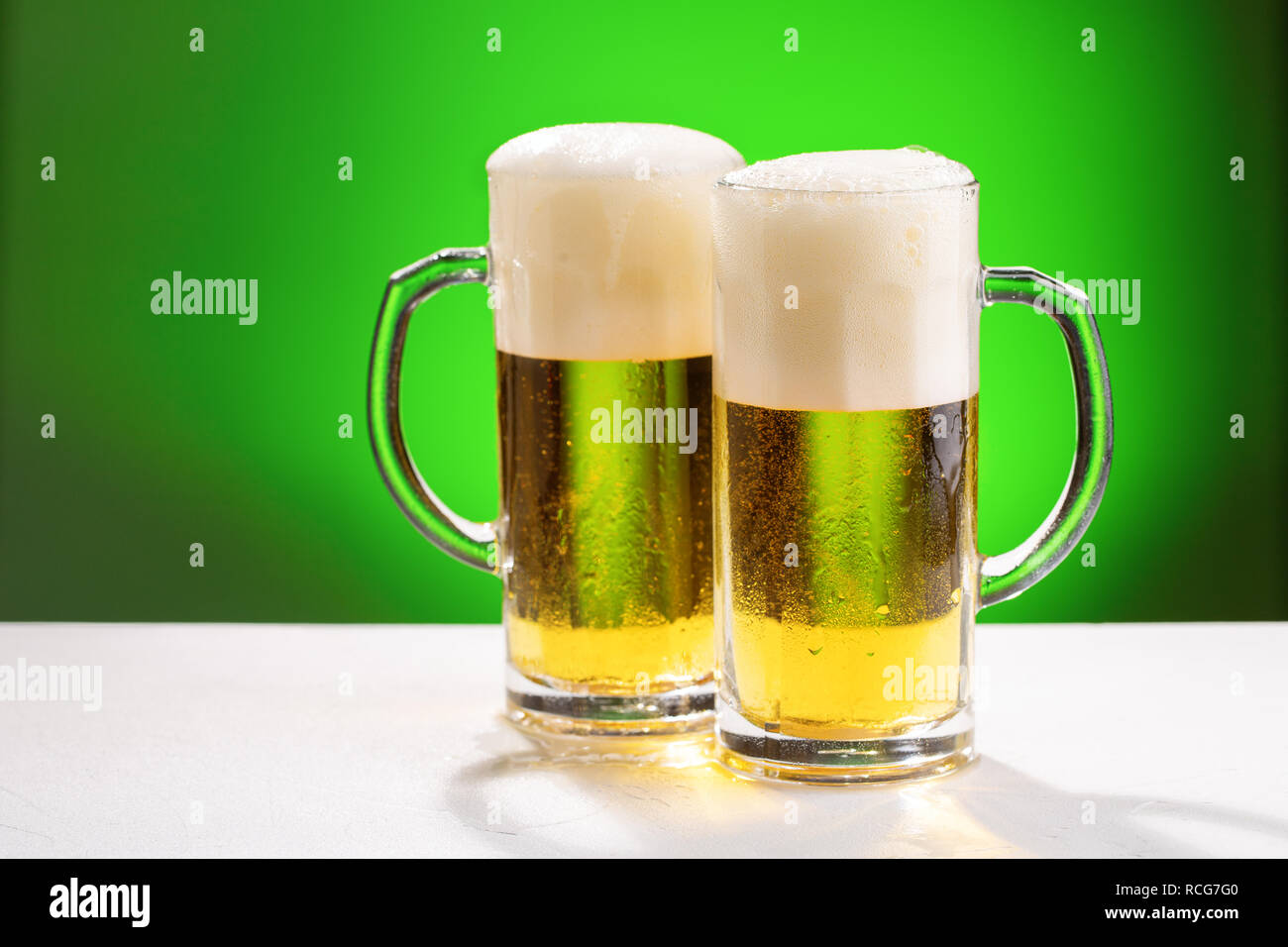 Zwei Becher Bier. Konzept für St. Patrick's Day. Stockfoto