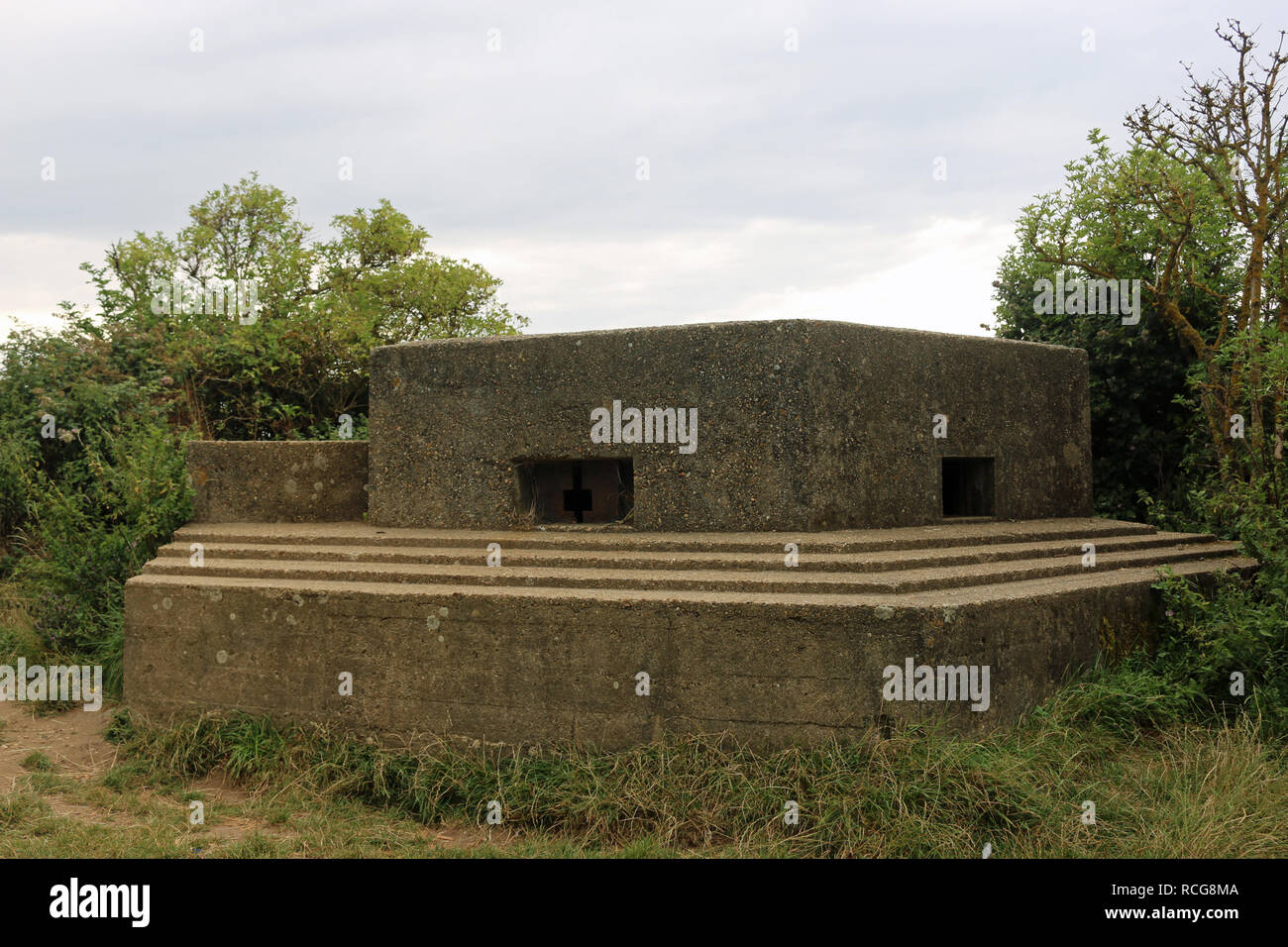 Ein FW 3/22 Art Weltkrieg zwei Bunker an der Ostküste Englands mit zwei Lücken und von Bäumen und Sträuchern mit einem grauen Himmel umgeben. Stockfoto