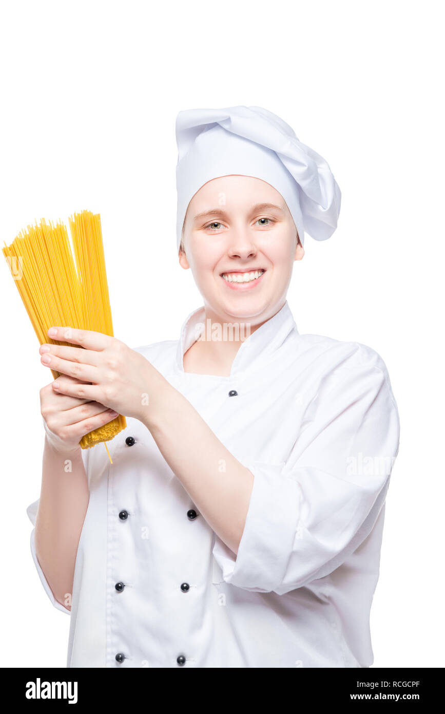 Vertikale Portrait von einem Koch mit Spaghetti auf weißem Hintergrund im Studio isoliert Stockfoto