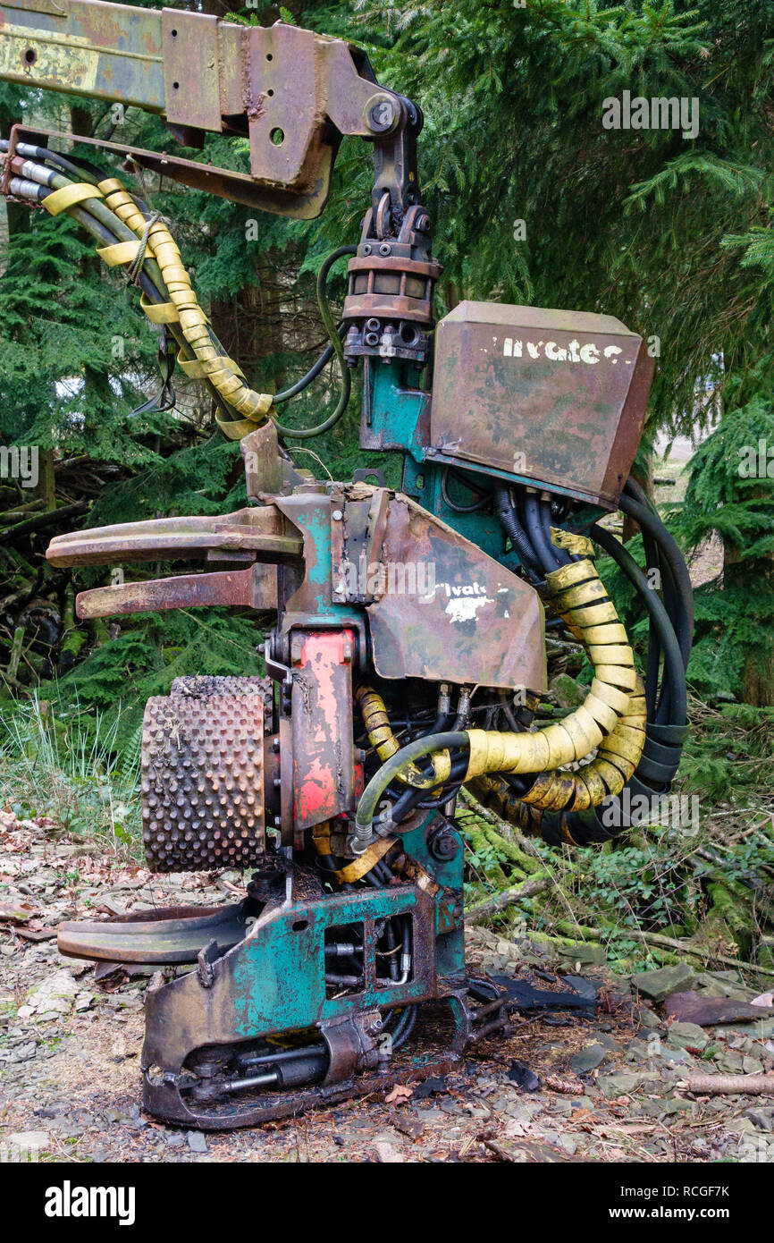 UK. Eine mechanische Entrindungsmaschine, zum Abisolieren von Rinde von gefällten Baumstämme und Protokolle Stockfoto