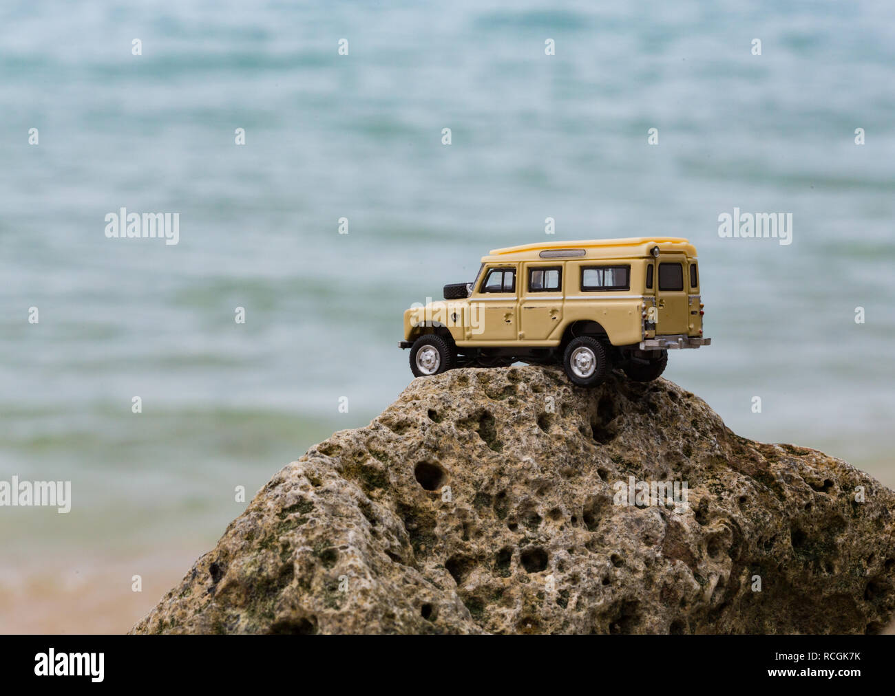 Spielzeug 4x4 Offroad Fahrzeug fährt am Strand Stockfoto