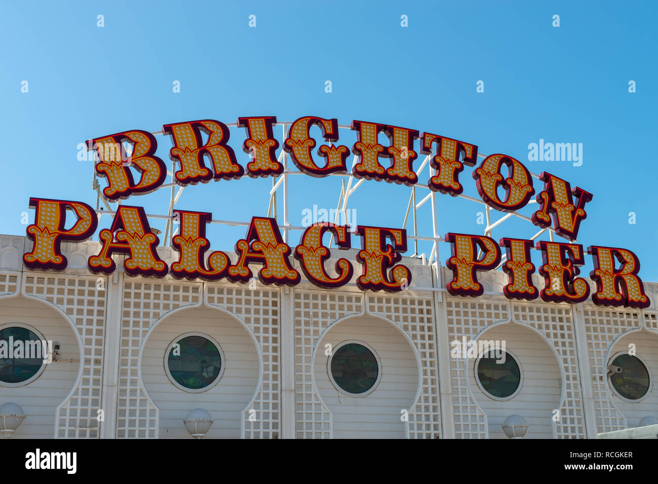 Brighton Palace Pier an einem sonnigen Sommertag. Stockfoto