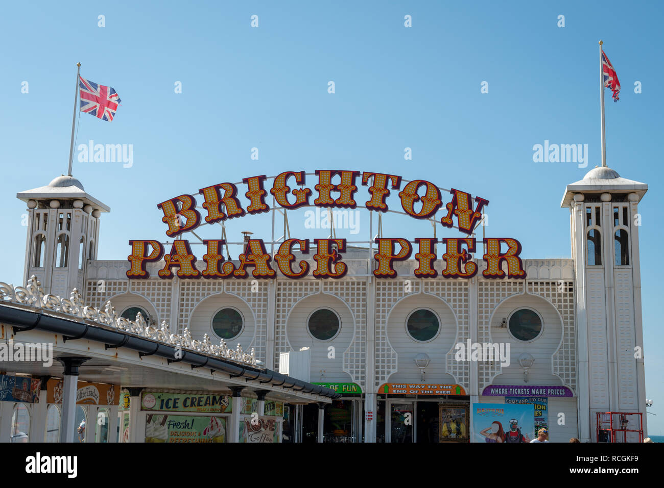 Brighton Palace Pier an einem sonnigen Sommertag. Stockfoto