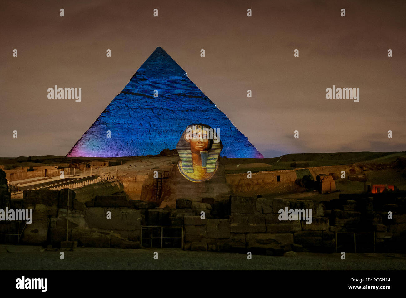 Pyramiden von Gizeh und der Sphinx bei Nacht in Ägypten Cayro Stockfoto