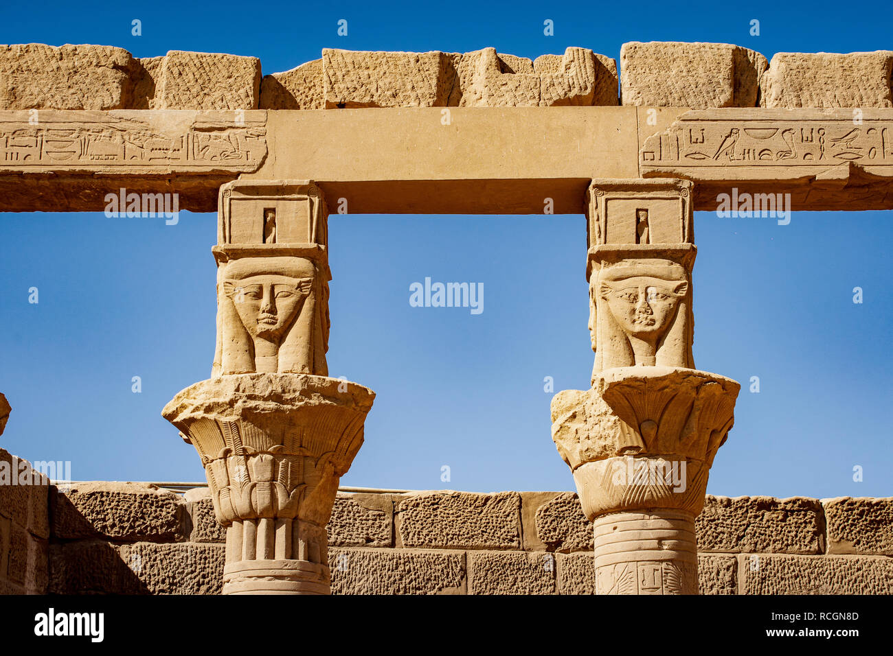 Alten Ägyptischen Säulen an Philae Tempel in Assuan in der Nähe von Luxor Ägypten Stockfoto
