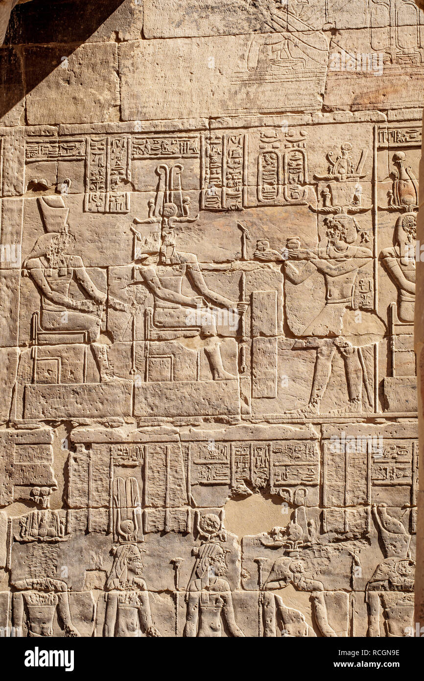 Alten ägyptischen Götter Hieroglyphen auf Philae Tempel in Assuan Ägypten Stockfoto