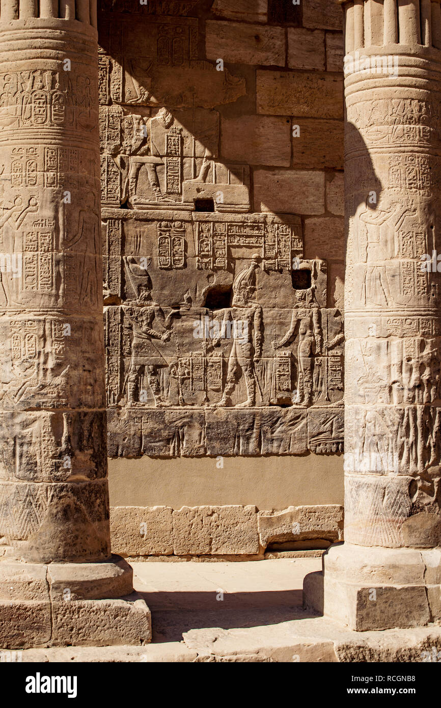 Assuan Philae Tempel Spalten geschnitzt mit Hieroglyphen in Ägypten Afrtica Stockfoto