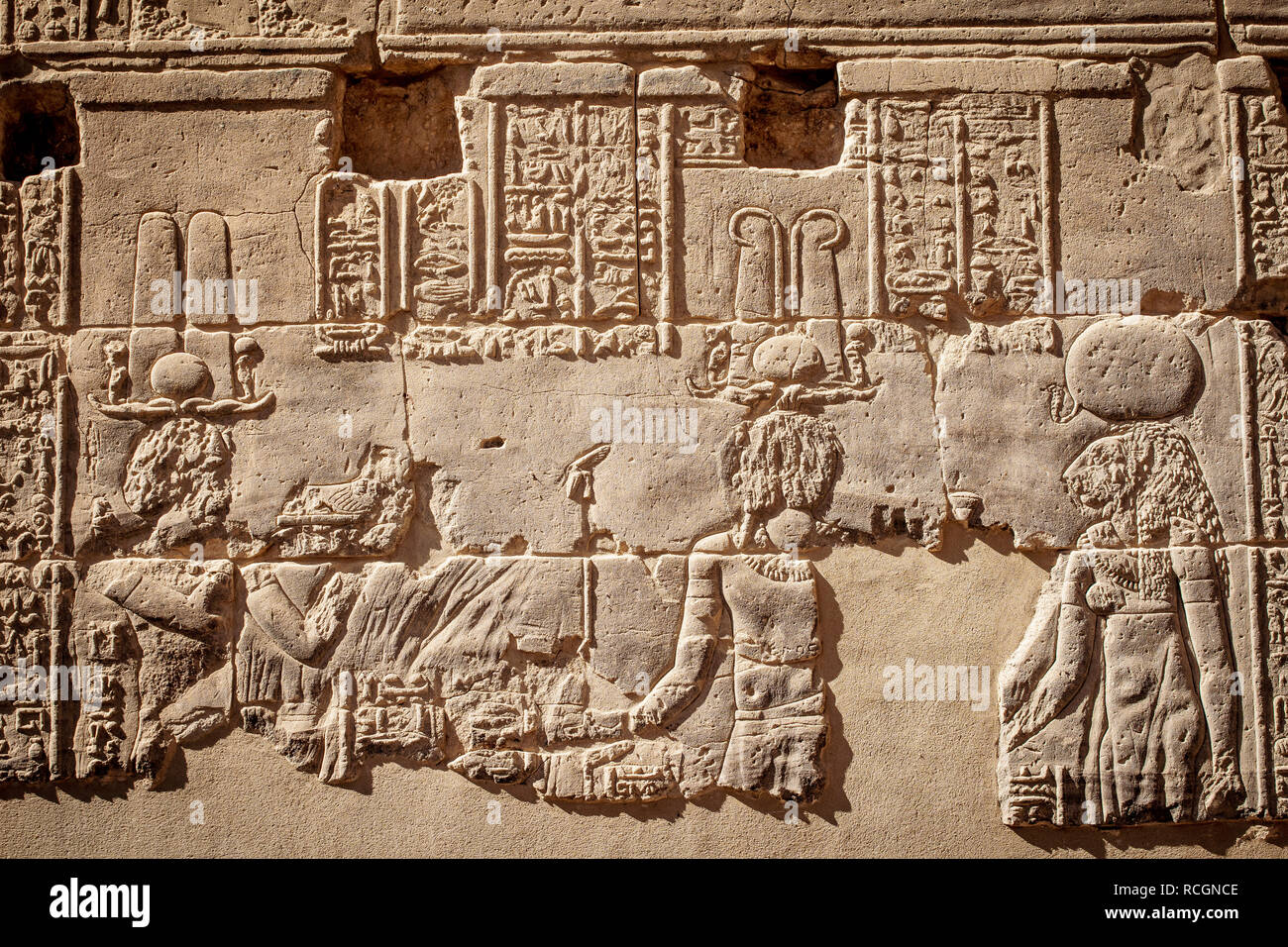 Ägypten antike Zivilisation hyerogliphics an einer Wand in Philae Tempel Assuan Stockfoto