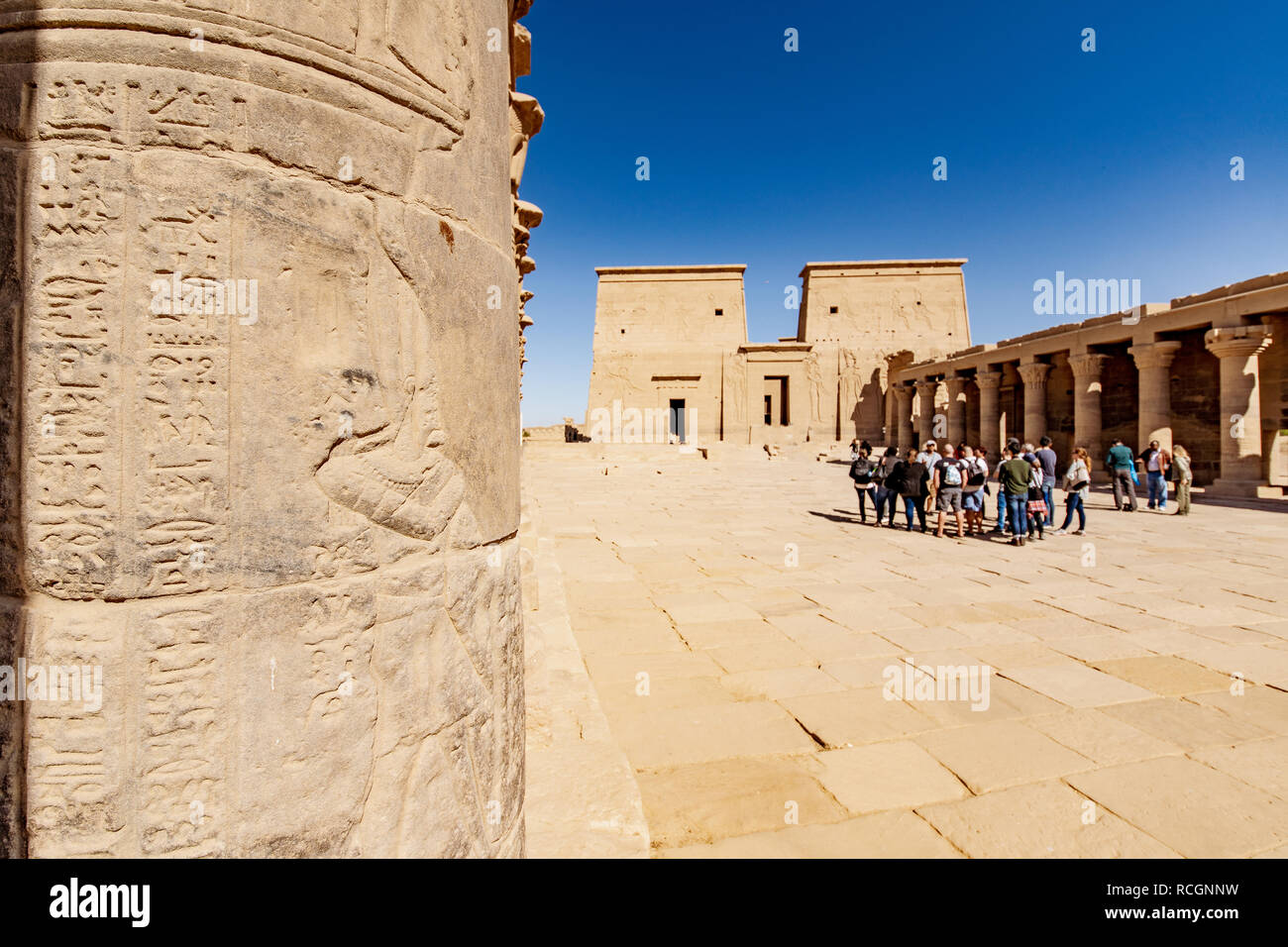Philae Ägyptischen Tempel der Isis Gott in Assuan. Fokus auf den Stein gemeißelt hierogliph auf der linken Seite. Stockfoto