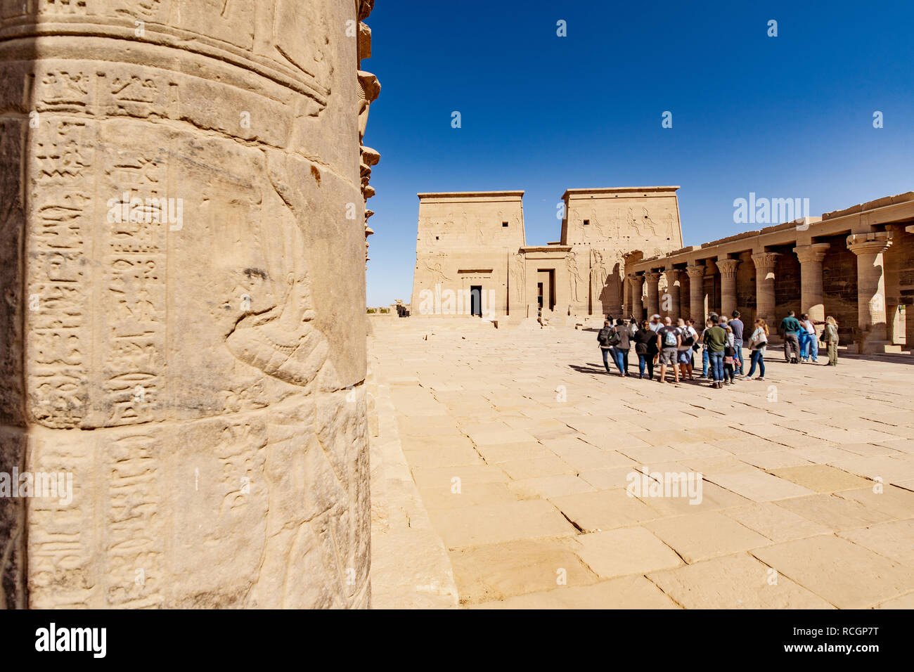Philae Ägyptischen Tempel der Isis Gott in Assuan. Fokus auf den Tempel im Hintergrund Stockfoto