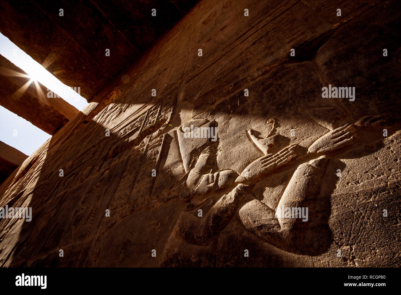 Antike Ägyptische hyeroglyphs im Abendlicht bei Assuan Tempel Philae in Ägypten Stockfoto