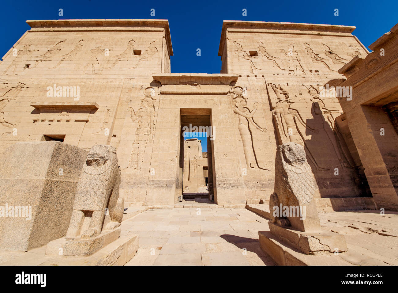 Philae Tempel Eingang von zwei Löwen Statuen in Ägypten bewacht Stockfoto