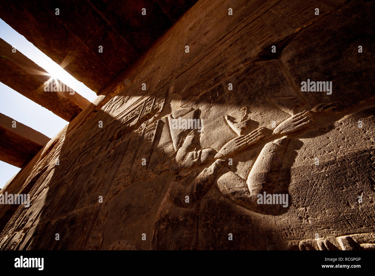 Antike Ägyptische hyeroglyphs Hintergrund im Abendlicht bei Assuan Tempel Philae in Ägypten Stockfoto