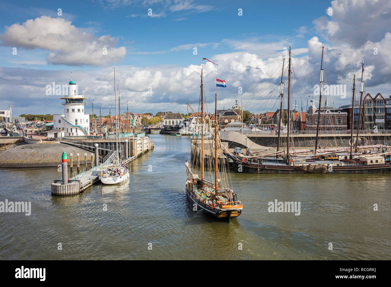 Die Niederlande, Harlingen. traditionelle Segelboote im Hafen, Port. Stockfoto