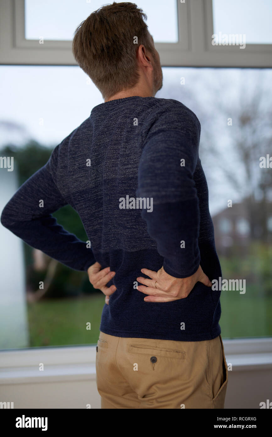 Mann mit Rückenschmerzen Stockfoto