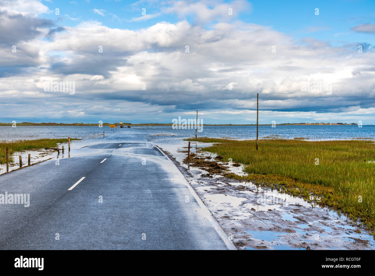 Überflutete Straße zwischen Beal und die Heilige Insel von Lindisfarne in Northumberland, England, Großbritannien Stockfoto