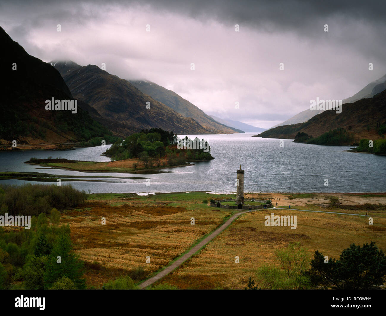 Anzeigen SW von glenfinnan Monument, Loch Shiel, Lochaber, Highland, Schottland, UK: Errichtet 1815 in Erinnerung an die Highlanders in Jacobite Rebellion 1745 getötet. Stockfoto