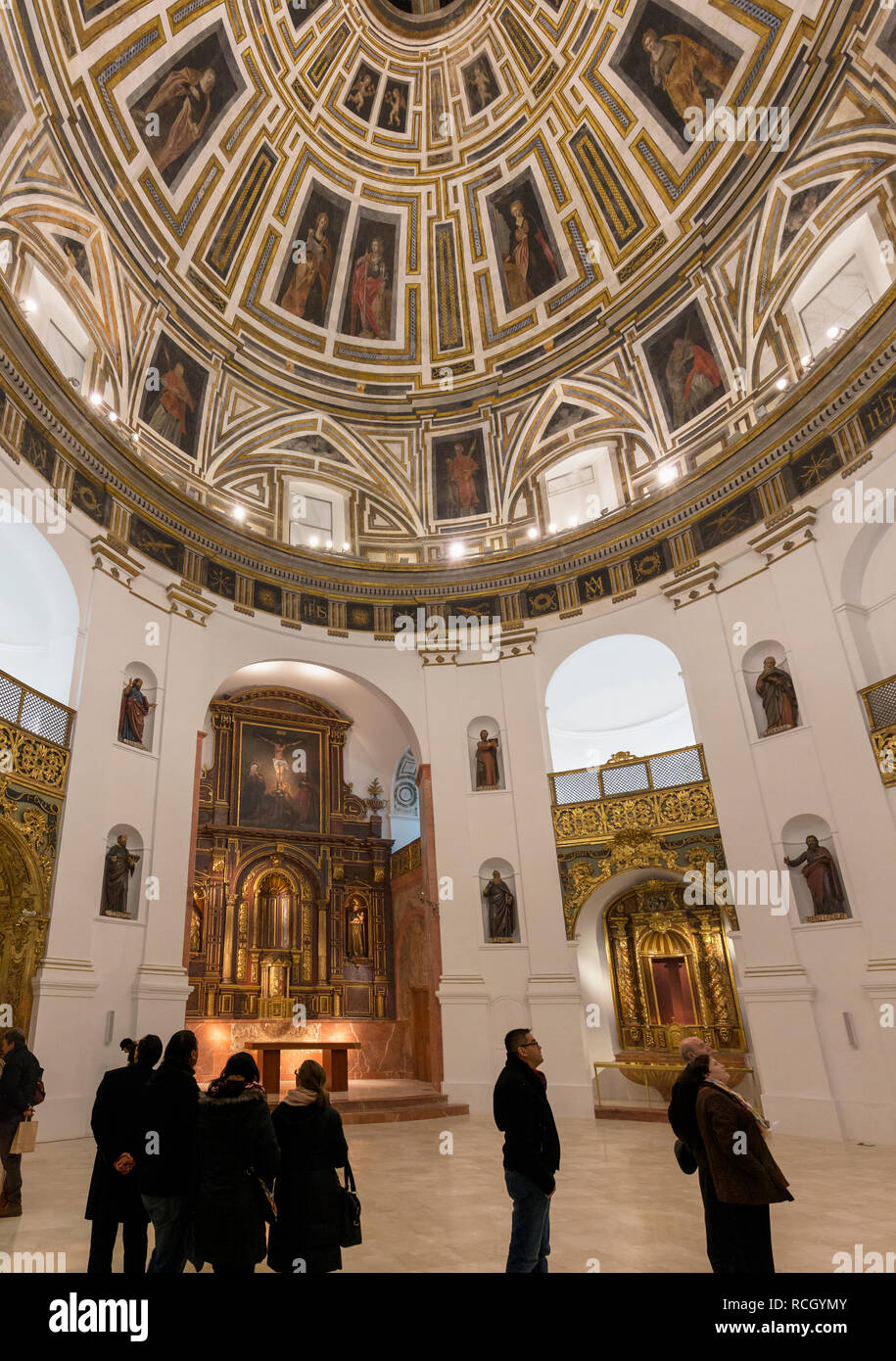 Santo Cristo de la Salud Kirche, Malaga, Provinz Malaga, Costa del Sol, Spanien. Innenraum zeigt Teil der Kuppel. Die barocke Kirche wurde von t gebaut Stockfoto