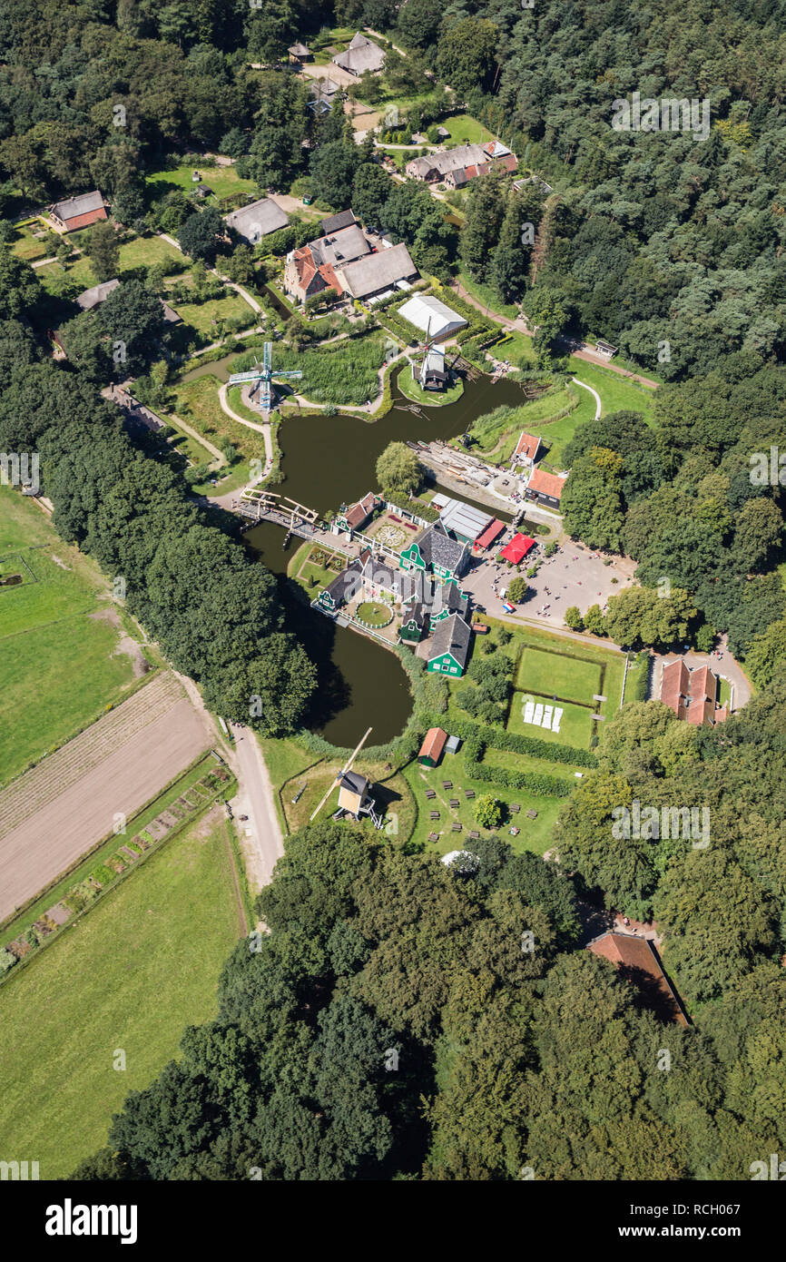 Die Niederlande, Arnhem, Niederlande Open Air Museum mit authentischen Gebäuden und Objekten aus der Vergangenheit. Luft. Stockfoto
