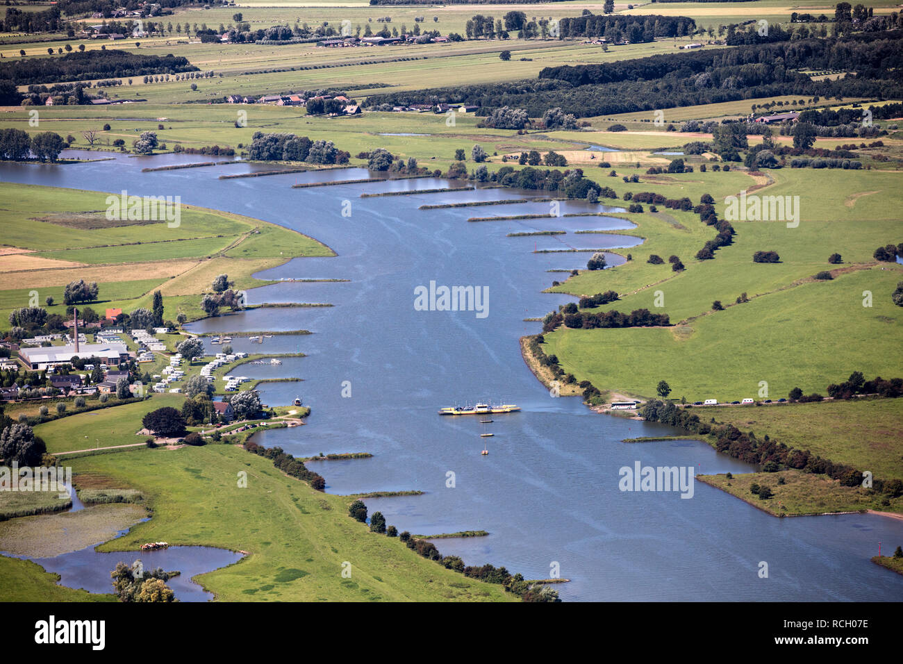 Die Niederlande, Eck en Wiel. Fähre Nederrijn River. Antenne. Stockfoto