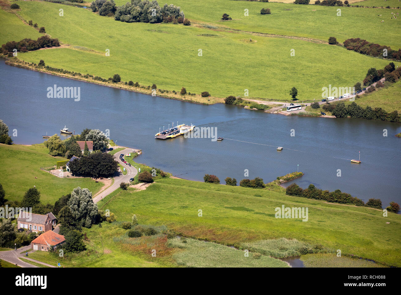 Die Niederlande, Eck en Wiel. Fähre Nederrijn River. Antenne. Stockfoto