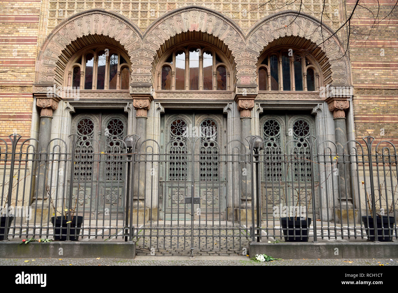 Berlin, Deutschland - 10. November 2018. Architektonische Details der Neue Synagoge in Berlin, mit Toren und verzierten Türen. Stockfoto