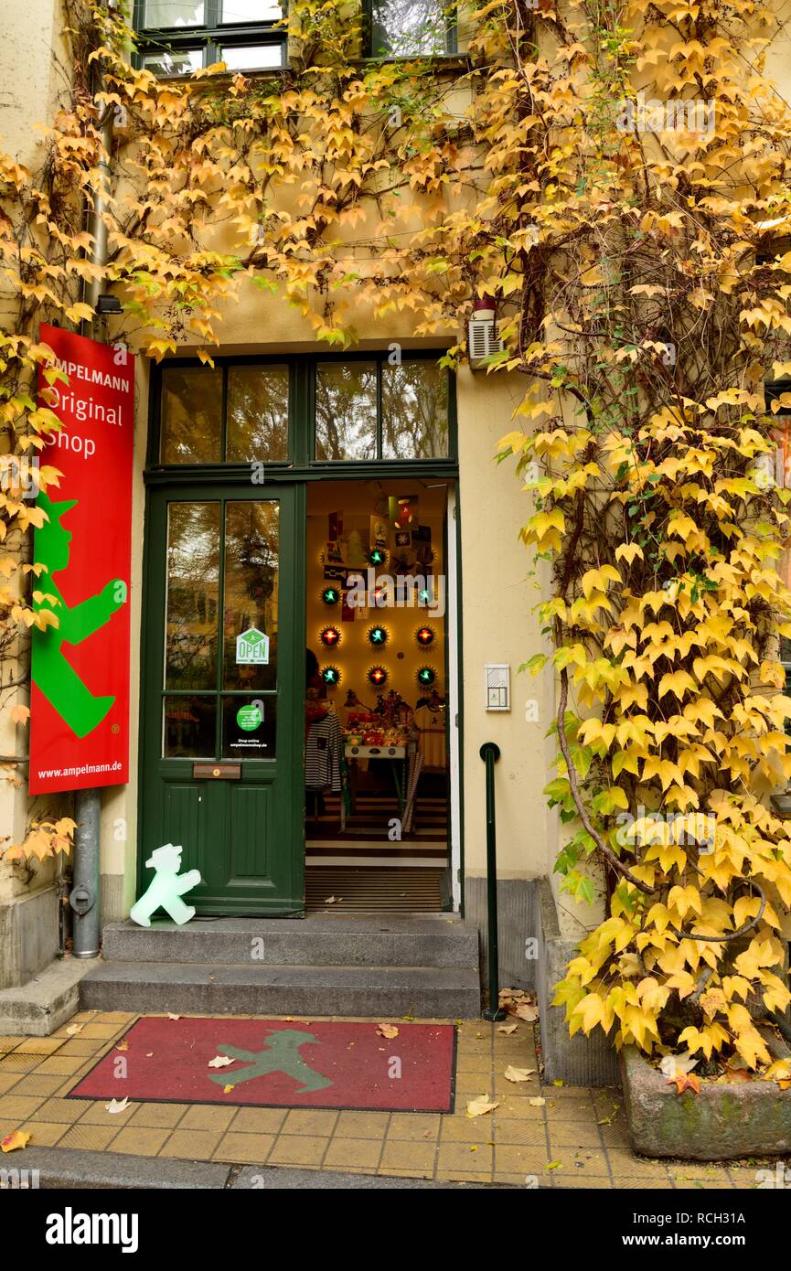 Berlin, Deutschland - 10. November 2018. Eingang zu den ursprünglichen Ampelmann Berlin Geschenk und Andenken Shop bei Gericht V der Hackesche Höfe Hof Komplex Stockfoto
