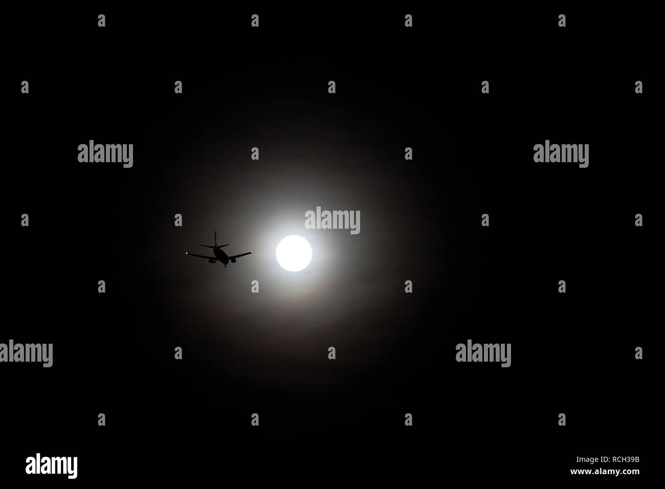 Die Silhouette der Maschine hebt ab in den Himmel, durch das Licht des Mondes auf einem schwarzen Hintergrund beleuchtet Stockfoto