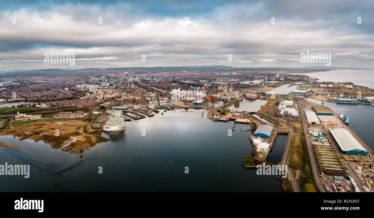 Luftbild der Bucht von Cardiff, der Hauptstadt von Wales, Großbritannien Stockfoto