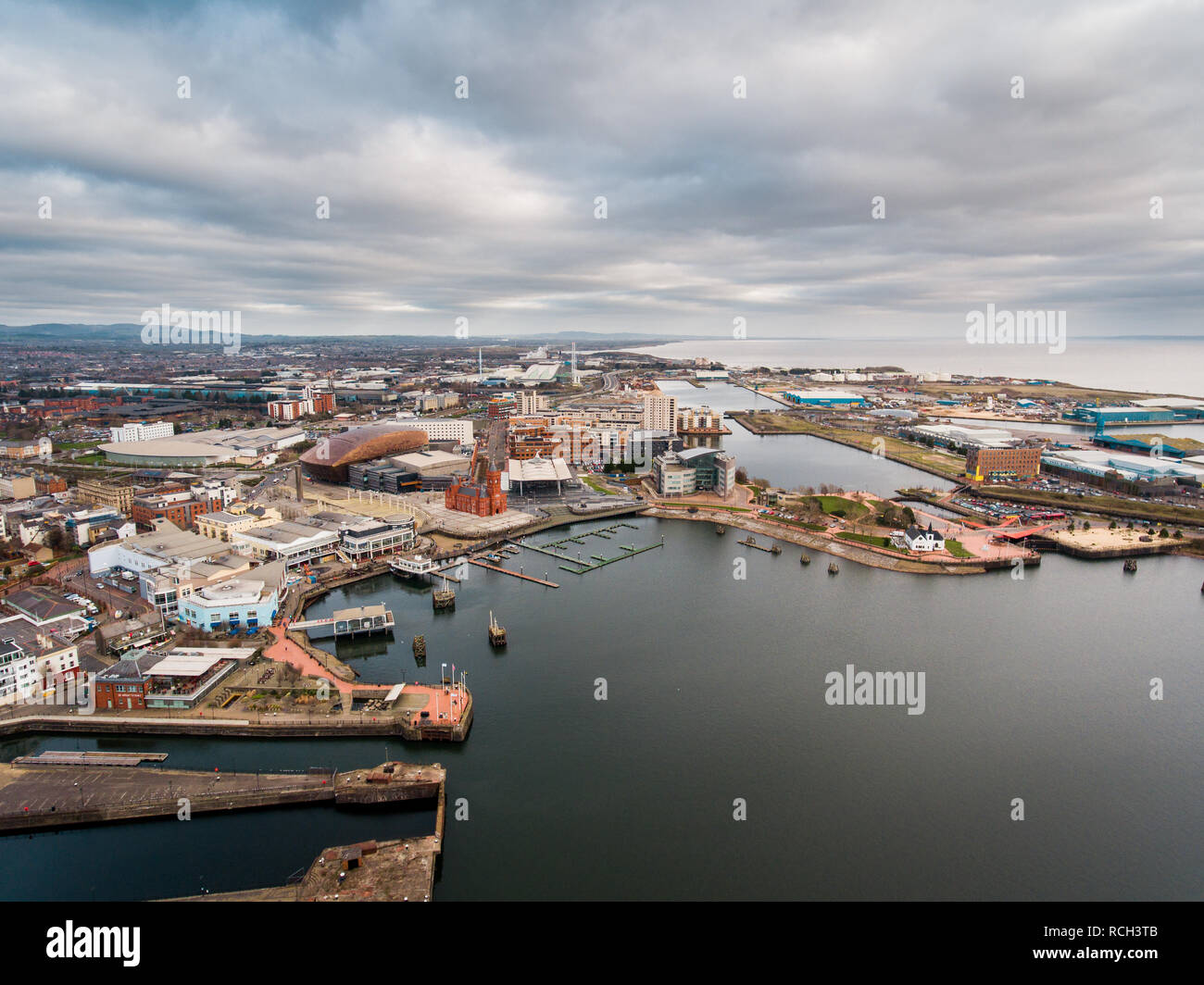 Luftbild der Bucht von Cardiff, der Hauptstadt von Wales, Großbritannien Stockfoto