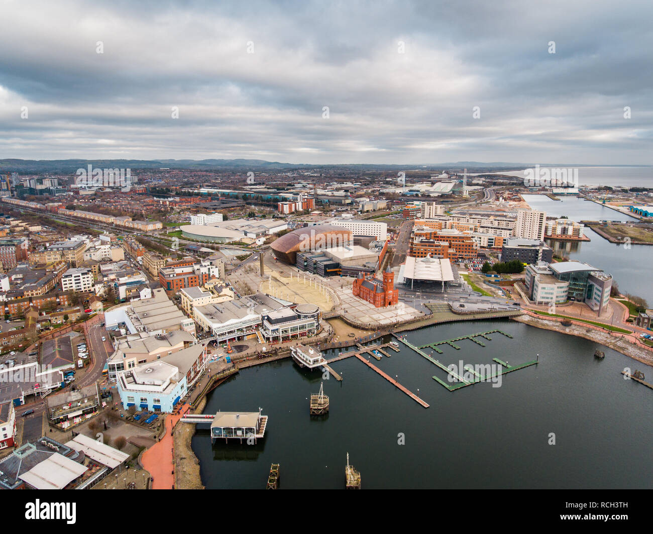 Luftbild der Bucht von Cardiff, der Hauptstadt von Wales, Großbritannien Stockfoto