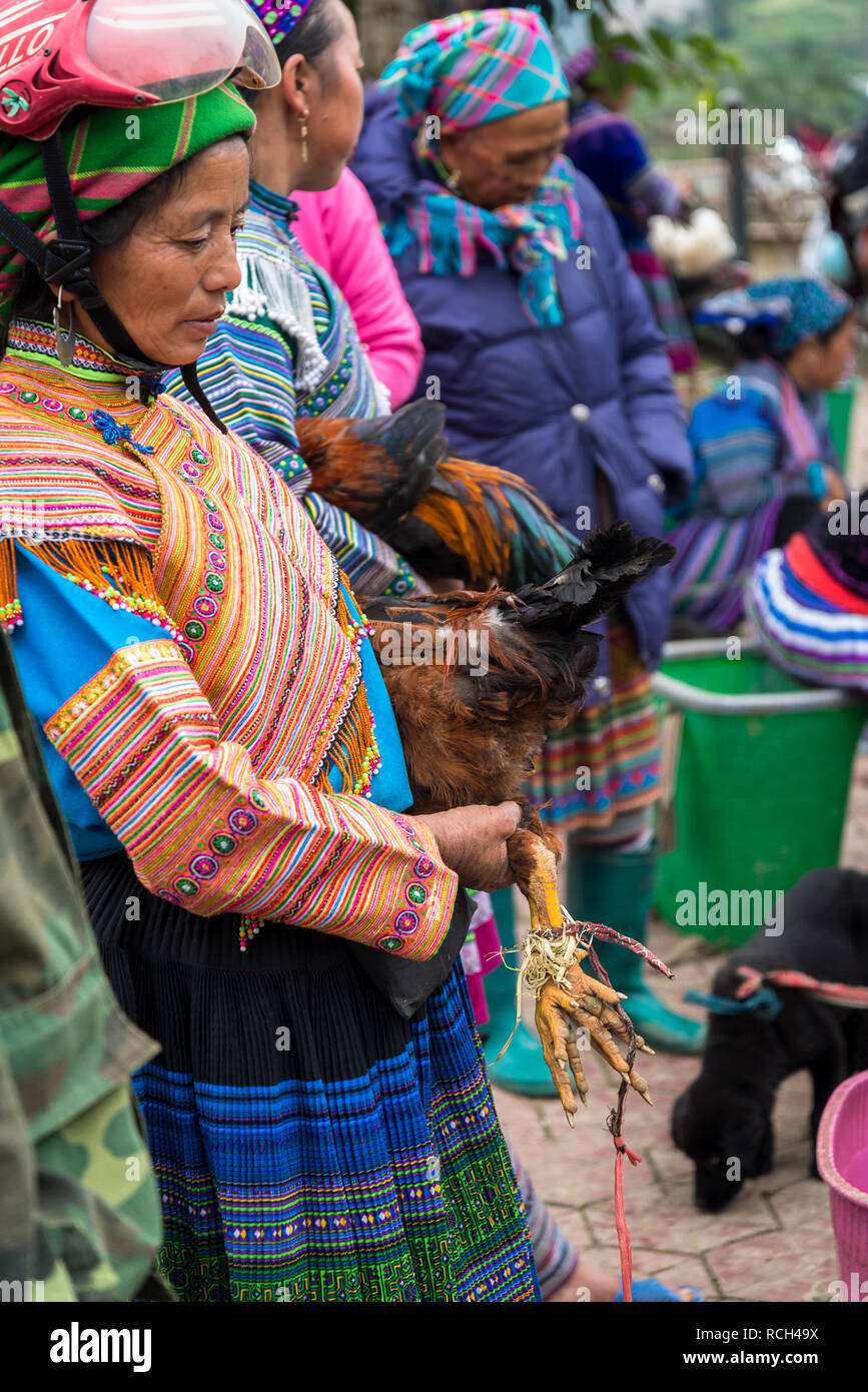 Bunte Bac Ha Markt am Sonntag in der Flower Hmong Minderheit Dorf im Norden von Vietnam Stockfoto