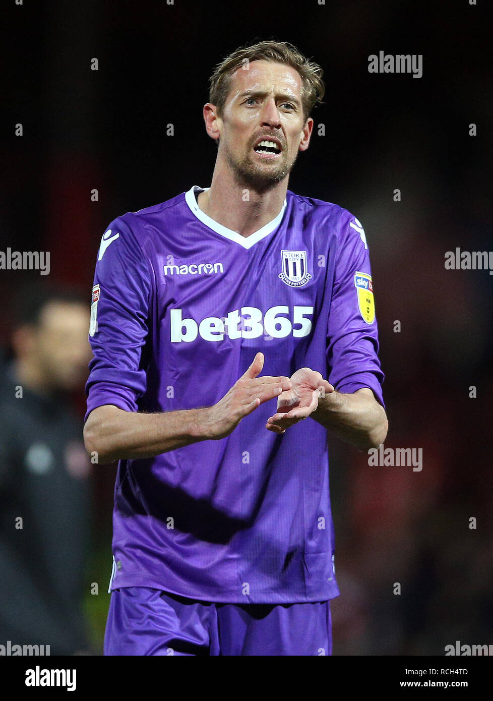 Stoke City Peter Crouch begrüßt die Fans nach dem Spiel Stockfoto