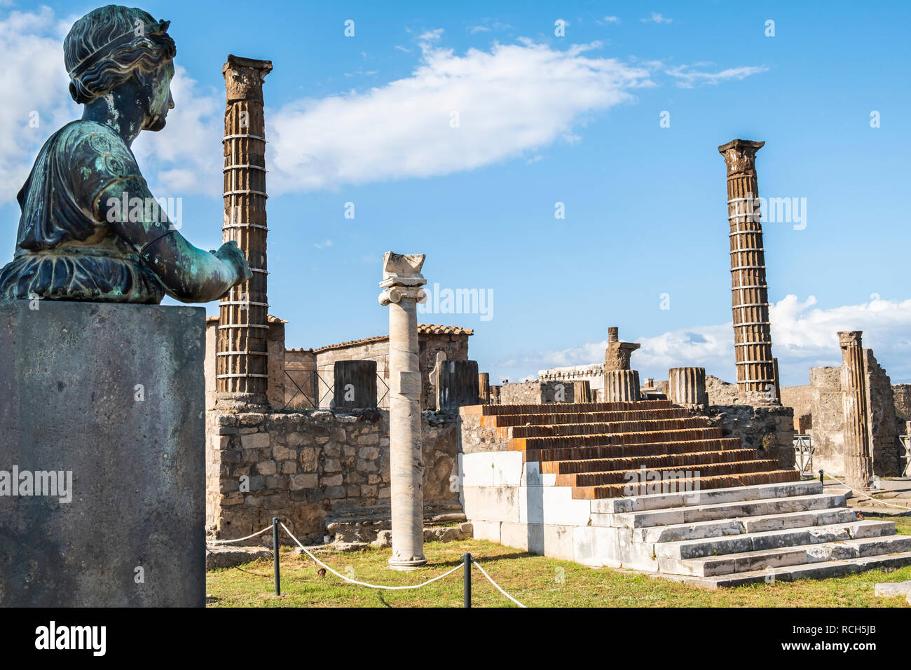 Antike römische Statue der Göttin Diana im Tempel des Apollo im antiken Pompeji, Vesuv begruben Stockfoto
