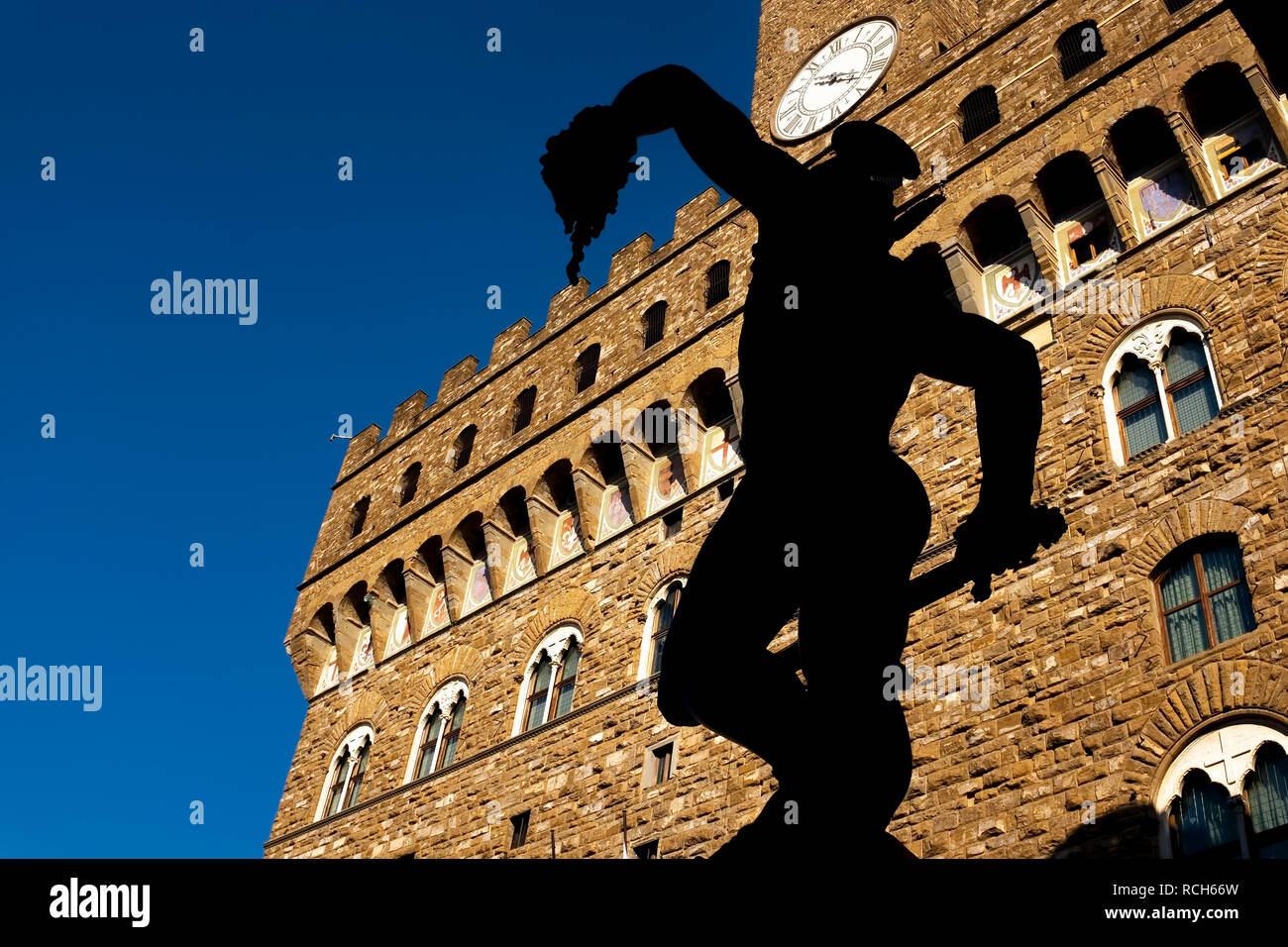 Hintergrundbeleuchtung des Perseus mit dem Haupt der Medusa 1545 von Benvenuto Cellini, mit dem Palazzo Vecchio, Florenz im Hintergrund Stockfoto