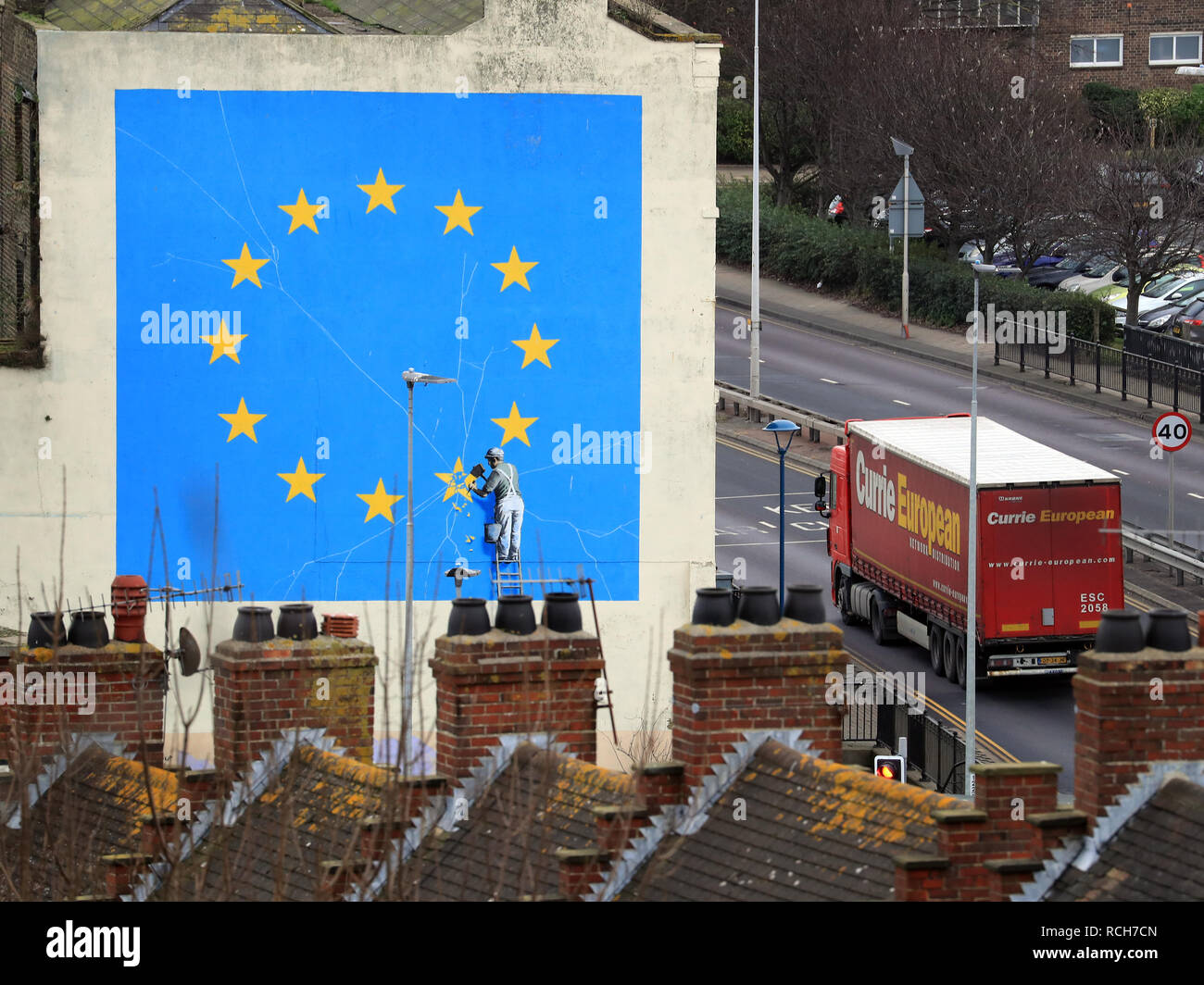 Ein Lkw auf dem Weg zum Hafen von Dover in Kent übergibt die Brexit inspirierte Wandgemälde von Banksy als MPs bereiten, ob Ministerpräsident Theresa's kann sich für das Verlassen der Europäischen Union zurück zu stimmen. Stockfoto