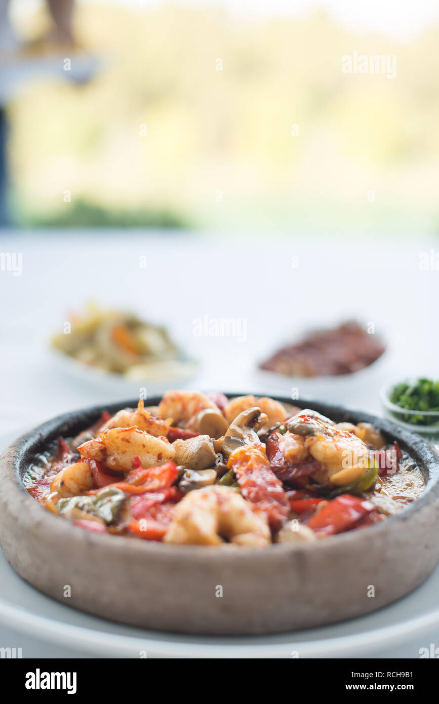 Garnelen Eintopf Auflauf essen. Diese Garnele Eintopf Auflauf Essen auf isolierten Hintergrund. Lecker lecker lecker Gesunde frische Garnelen Eintopf Auflauf Essen Stockfoto