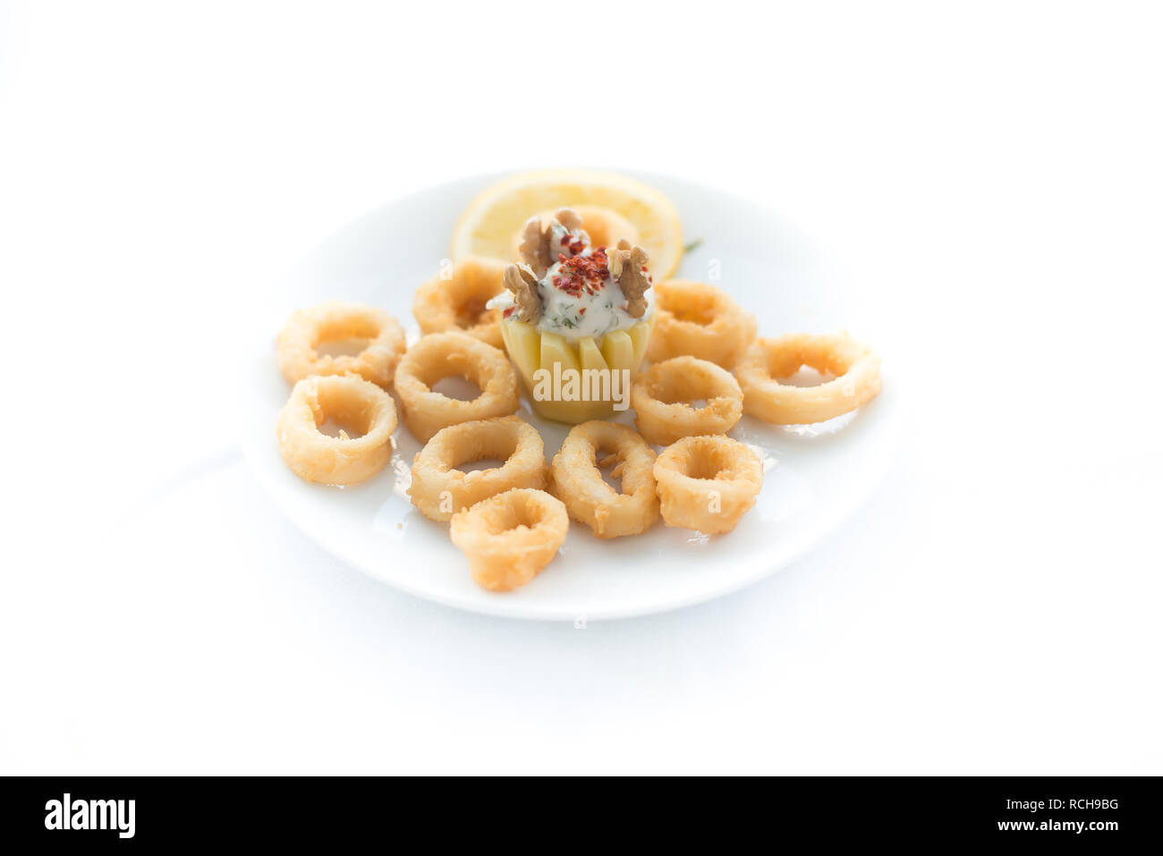 Frittierte Tintenfischringe Paniert Oder Octopus Tintenfisch Mit Sosse Auf Weissem Hintergrund Frittierte Tintenfischringe Essen Frittierte Tintenfischringe Auf Isolierten Backgro Stockfotografie Alamy