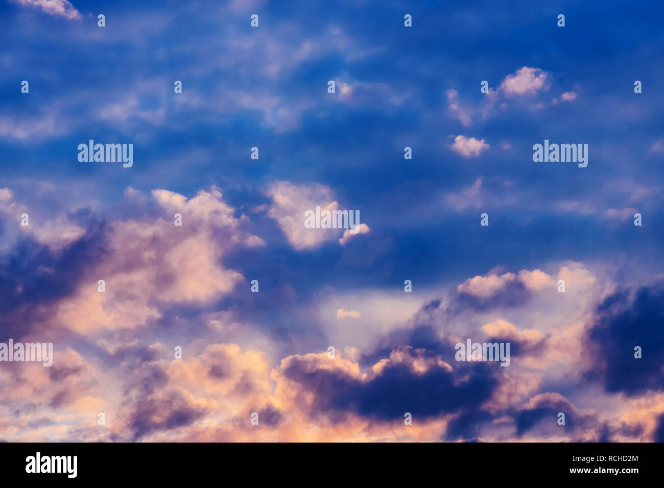 Winter sonnenuntergang himmel mit dramatischen Wolken brechende Sonnenlicht Stockfoto
