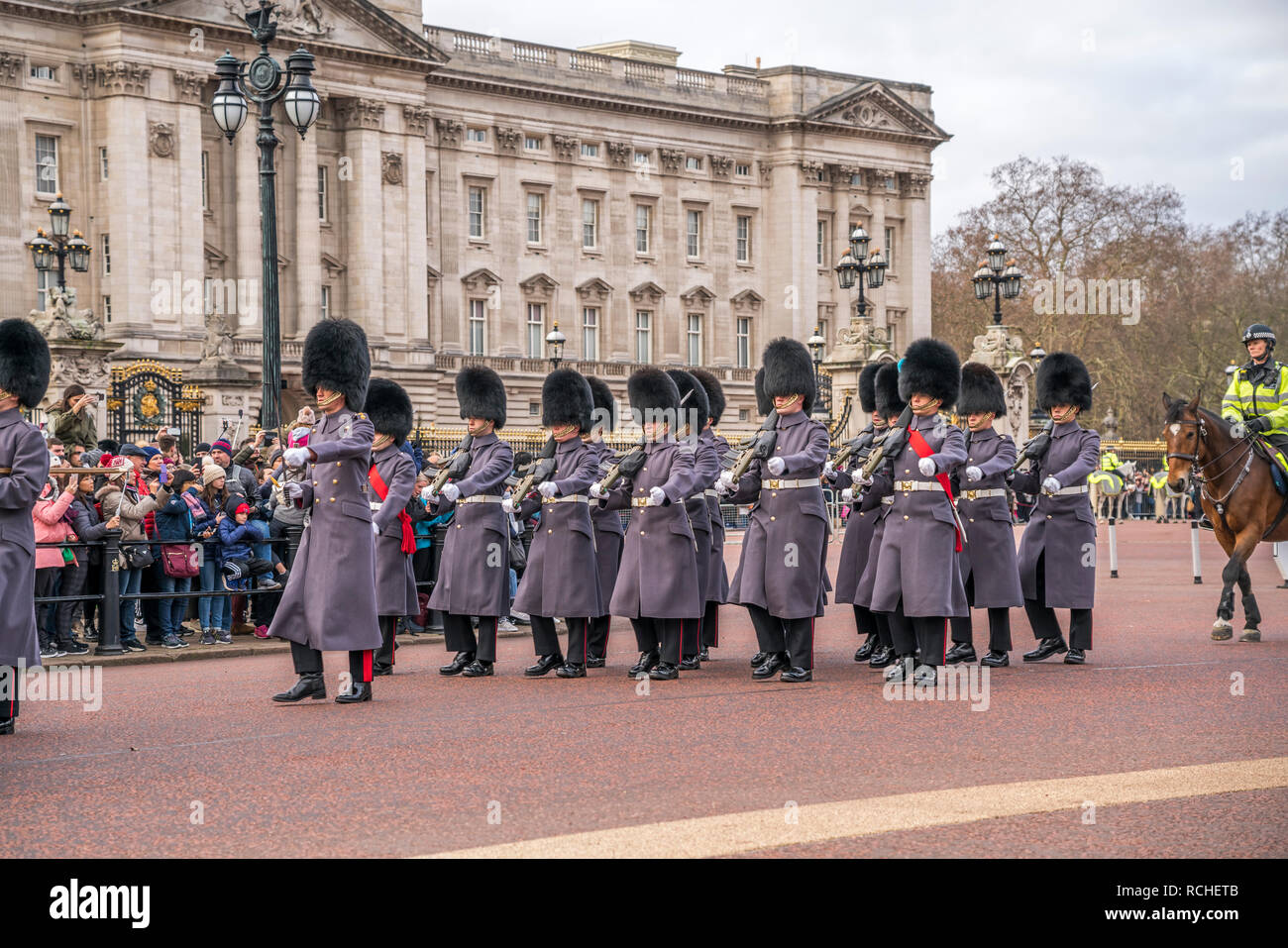 Traditionelle Wachablösung Ändern der Guard vor dem Buckingham Palace, London, Vereinigtes Königreich Großbritannien, Europa | traditionelle Zeremonie Stockfoto
