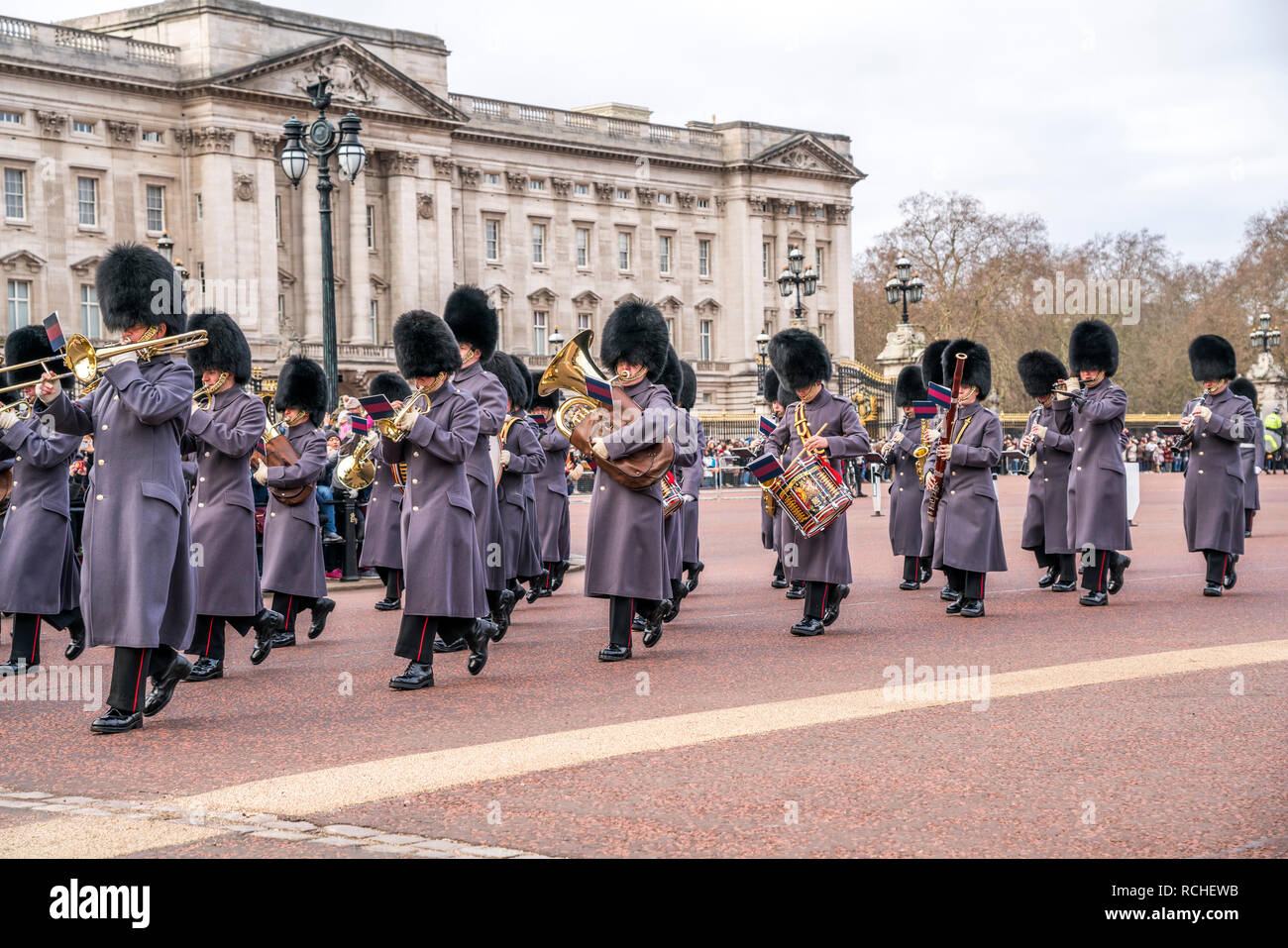 Traditionelle Wachablösung Ändern der Guard vor dem Buckingham Palace, London, Vereinigtes Königreich Großbritannien, Europa | traditionelle Zeremonie Stockfoto