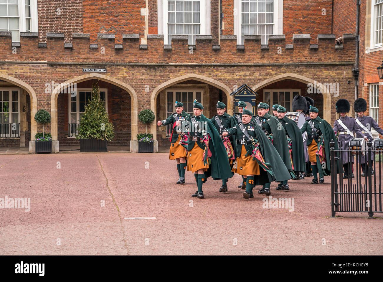 Scots Guards bei der Wachablösung Ändern der Guard, Friary Court, St James's Palace, London, Vereinigtes Königreich Großbritannien, Europa | Schotten Stockfoto