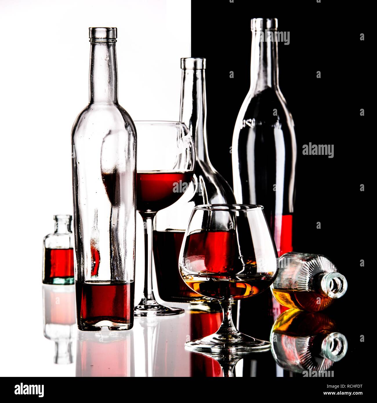 Gläser und Flaschen für Schnaps und Wein im Hintergrund Stockfotografie -  Alamy