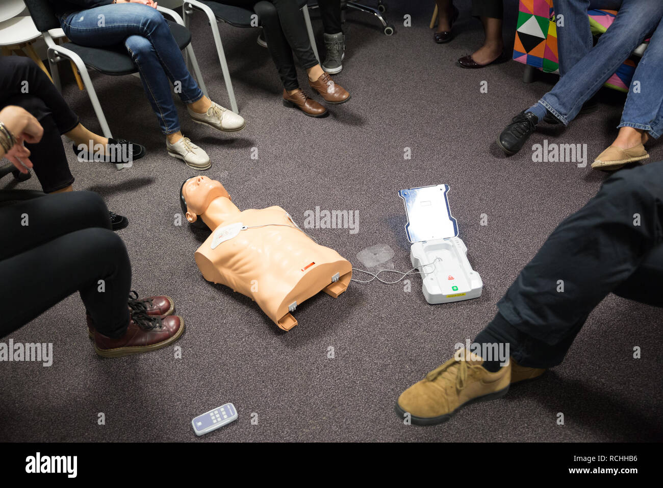 CPR-Kurs mit Hilfe automatisierter externer Defibrillator, AED. Stockfoto