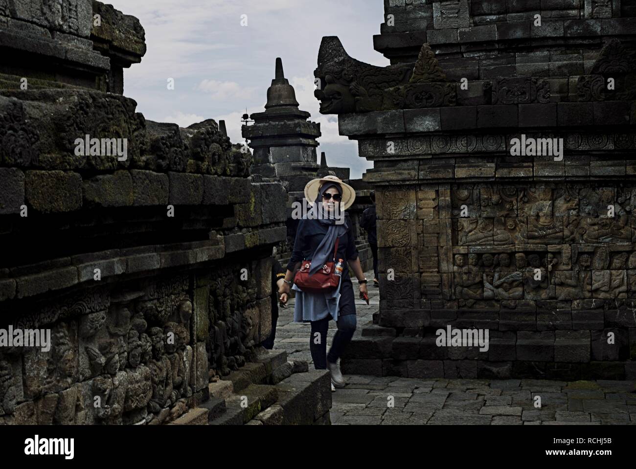 Tourist am Borobudur Tempel in der Zentraljava Provinz von Indonesien. Stockfoto