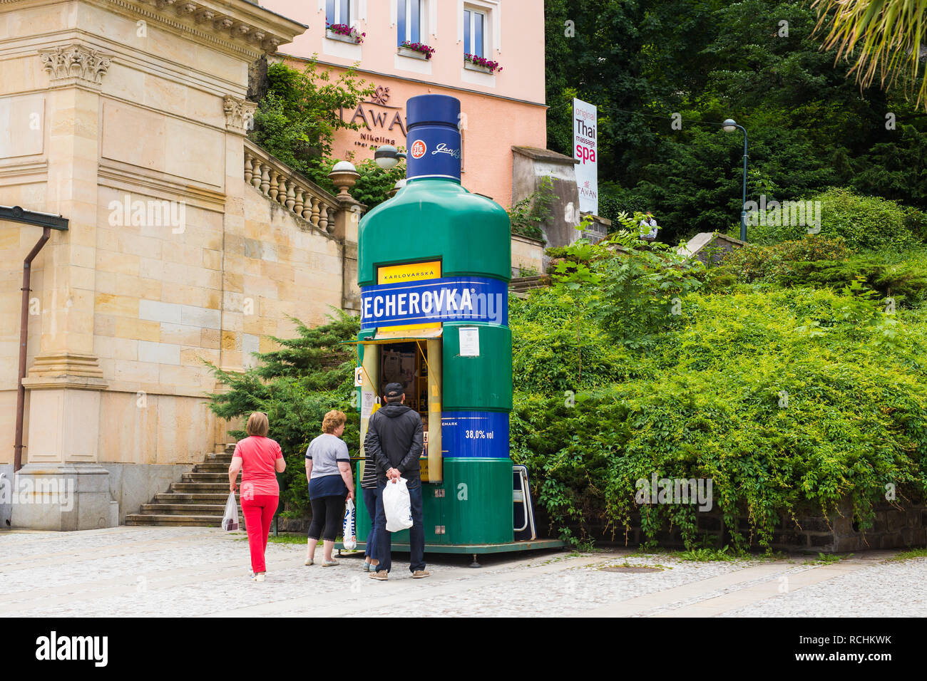 KARLOVY VARY, TSCHECHISCHE REPUBLIK: 13. Juni 2017: Becherovka Kiosk in der Nähe von pramen Svoboda in Karlsbad. Becherovka ist eine traditionelle pflanzliche bitter Likör o Stockfoto
