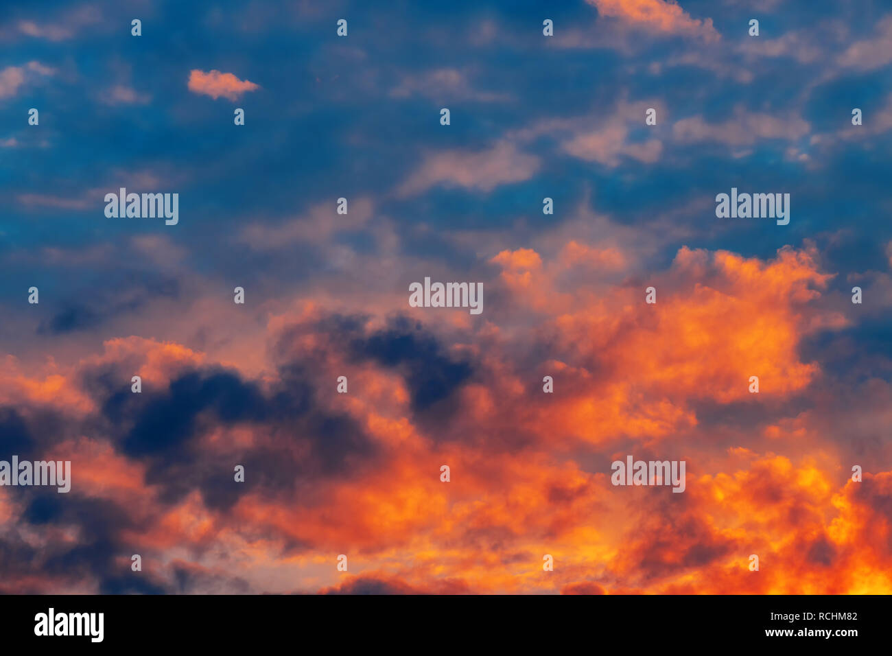Winter sonnenuntergang himmel mit dramatischen Wolken brechende Sonnenlicht Stockfoto
