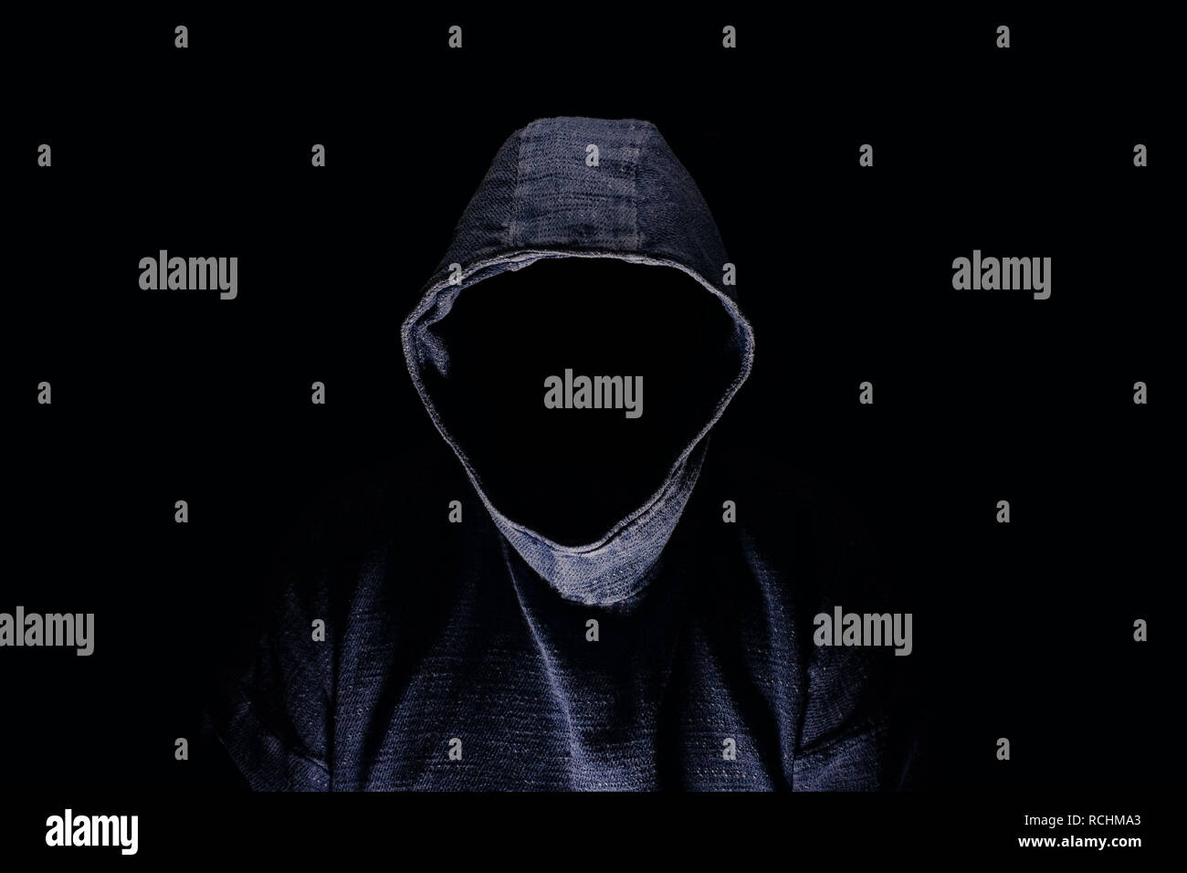 Mysterioser Mann Silhouette Mit Geschwarztem Gesicht Keine Sichtbaren Gesicht In Blau Hoodie Auf Dunklem Hintergrund Stockfotografie Alamy