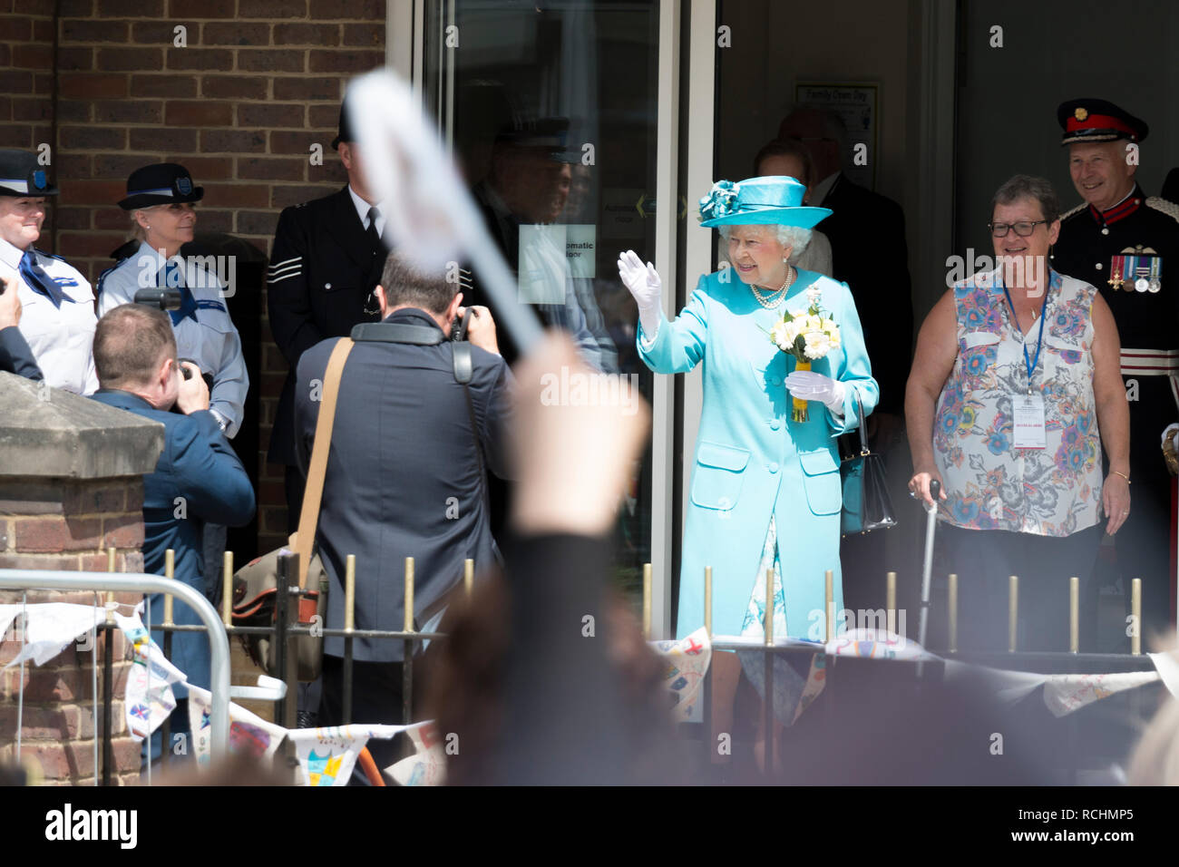 Elizabeth 2 Königin von Großbritannien winken mit einer Masse von Menschen beim Besuch Chadwell Heath am 16.07.2015 Stockfoto