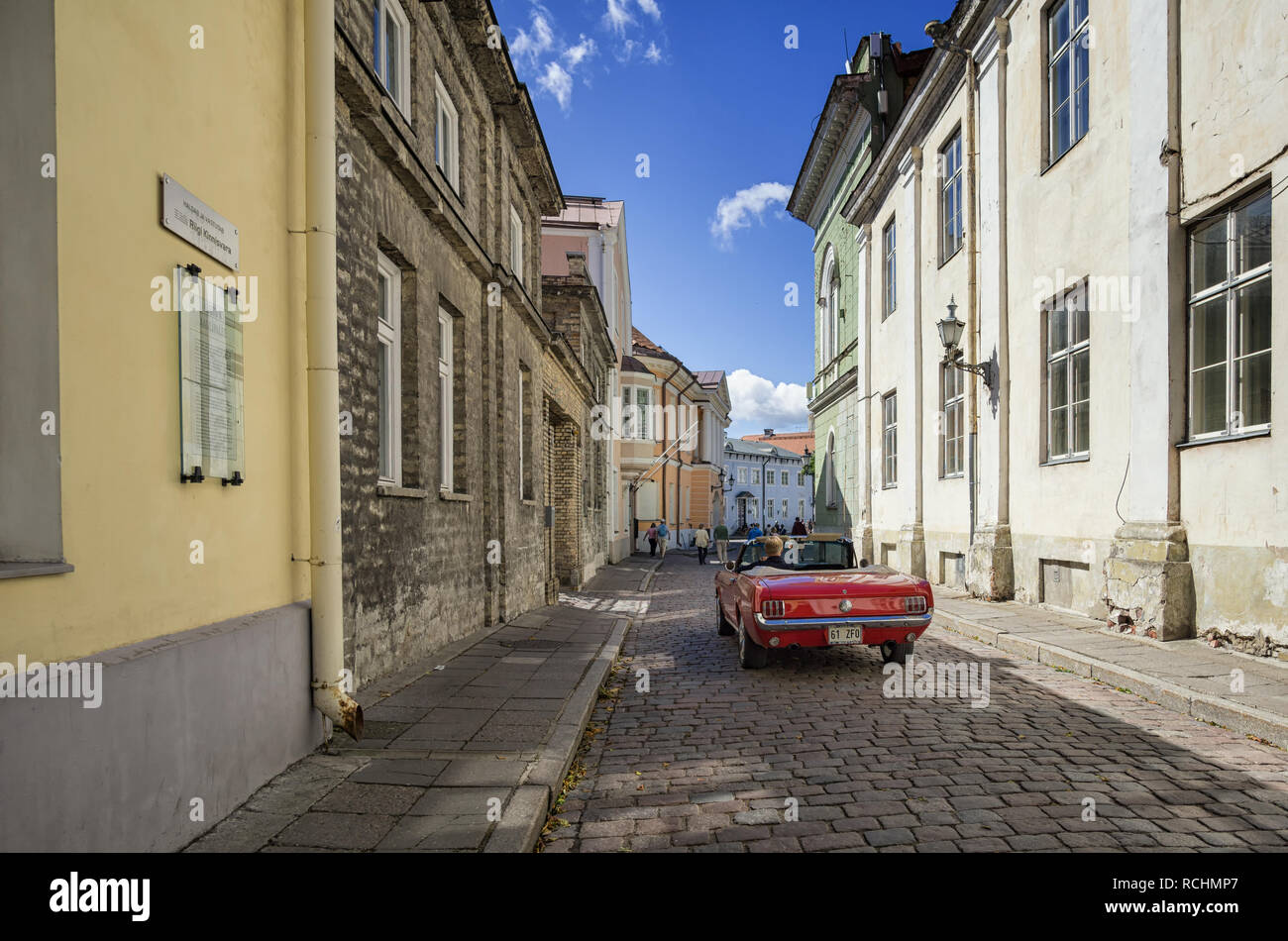 TALLIN, ESTLAND - Juli 16, 2016: Ein roter Ford Mustang Cabrio Antriebe durch eine schmale Straße mit Kopfsteinpflaster in der Altstadt von Tallinn. Stockfoto